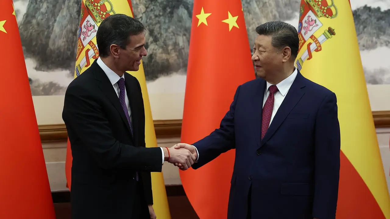 El presidente del Gobierno, Pedro S&aacute;nchez, saluda al presidente de la Rep&uacute;blica Popular China, Xi Jinping - Pool Moncloa/Fernando Calvo