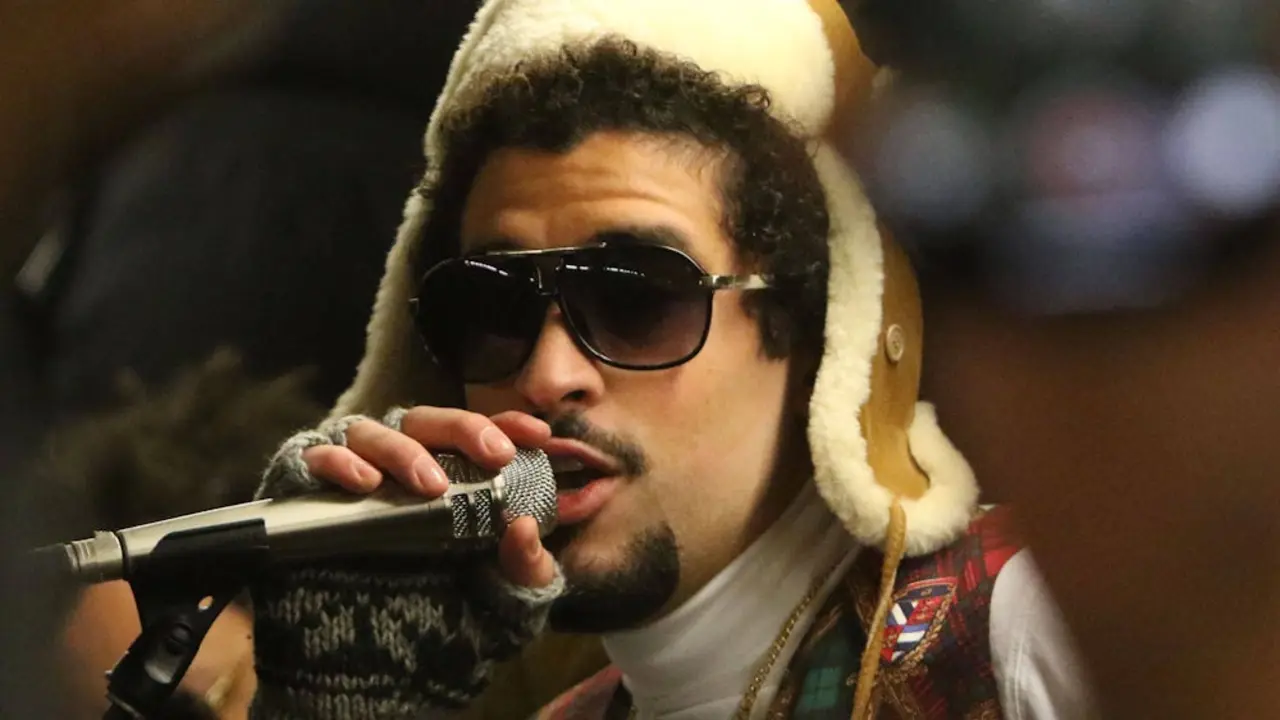 Bad Bunny cantando en el Metro de New York