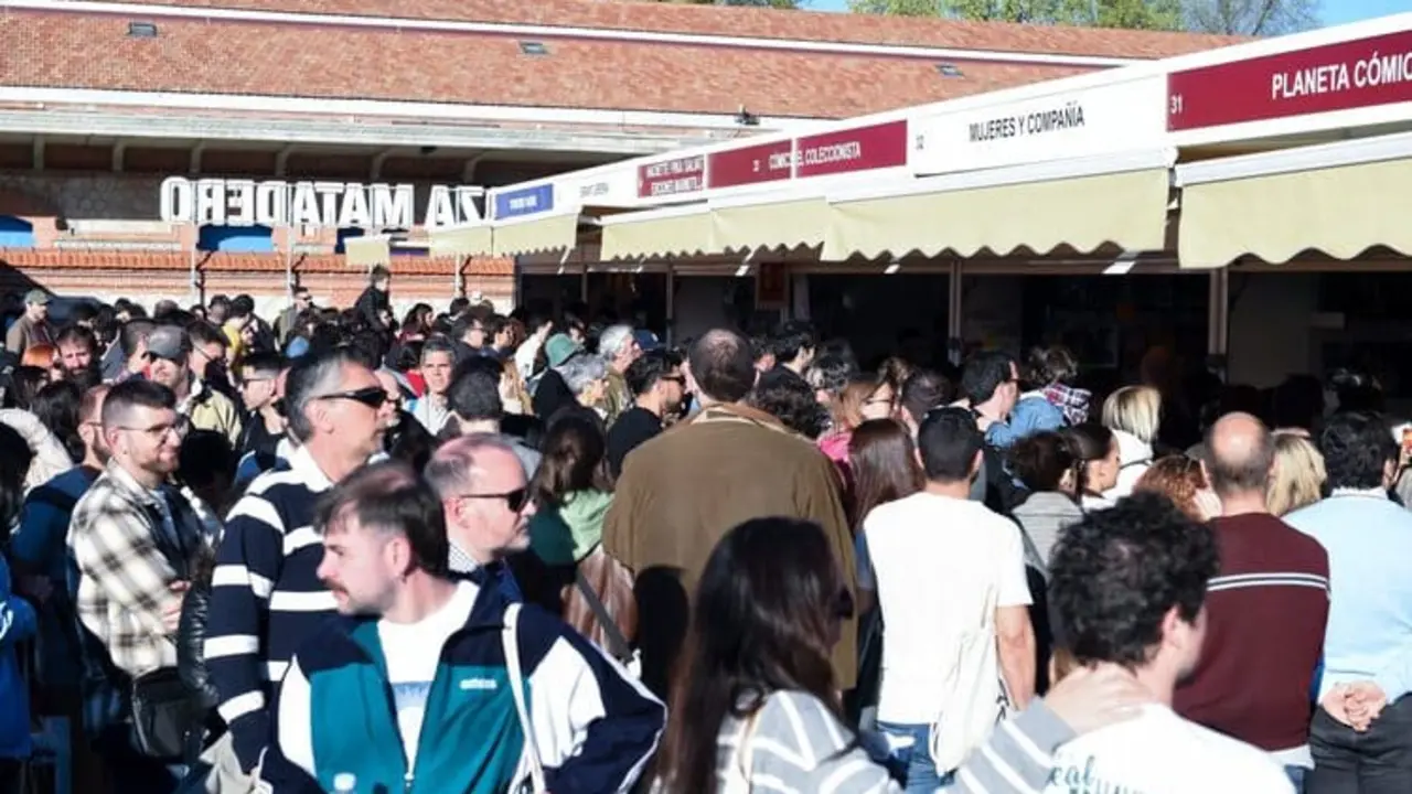 Visitantes en las casetas de la I Feria del C&oacute;mic de Madrid