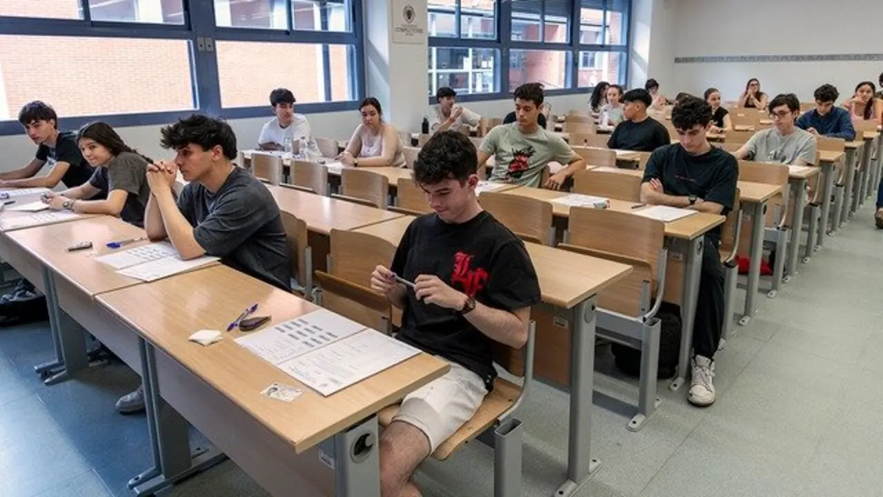 Estudiantes en la PAU 2025 (junio) en la Facultad de Ciencias Qu&iacute;micas UCM. Cr&eacute;ditos: Jes&uacute;s de Miguel (Tribuna Complutense)