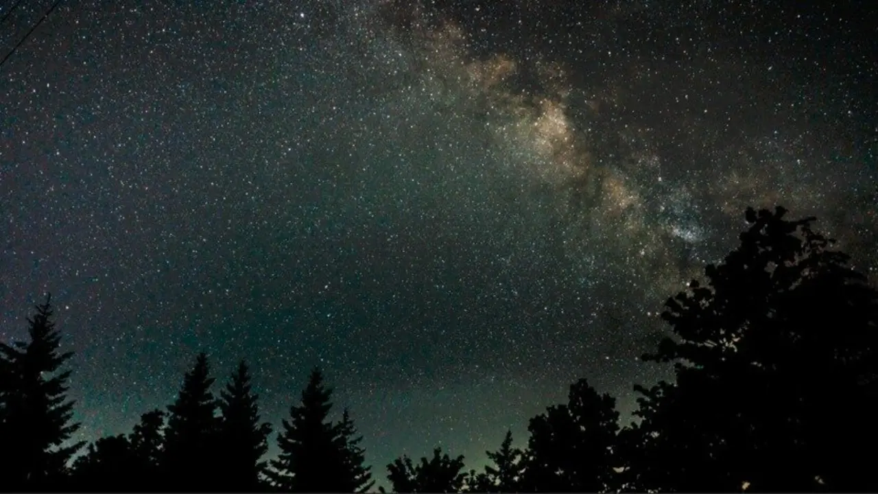 Perseidas Madrid: lluvia de estrellas - wirestock
