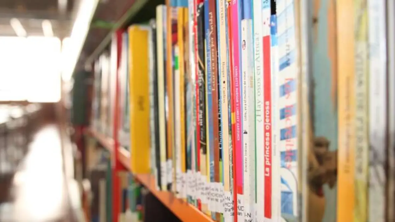Libros en estante de biblioteca