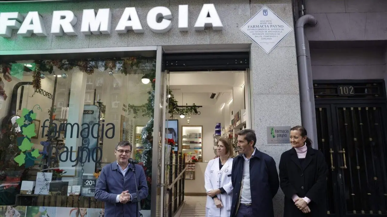 El delegado de Pol&iacute;ticas de Vivienda y presidente de la Empresa Municipal de la Vivienda y Suelo de Madrid (EMVS Madrid), &Aacute;lvaro Gonz&aacute;lez, y la concejala de Arganzuela, Lola Navarro, durante el acto de descubrimiento de la placa en la Farmacia Payno500x1000