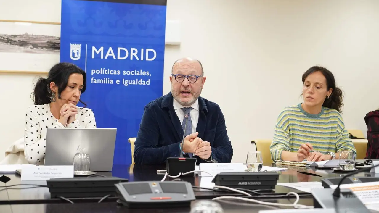 Fern&aacute;ndez durante su intervenci&oacute;n en el Observatorio LGTBI