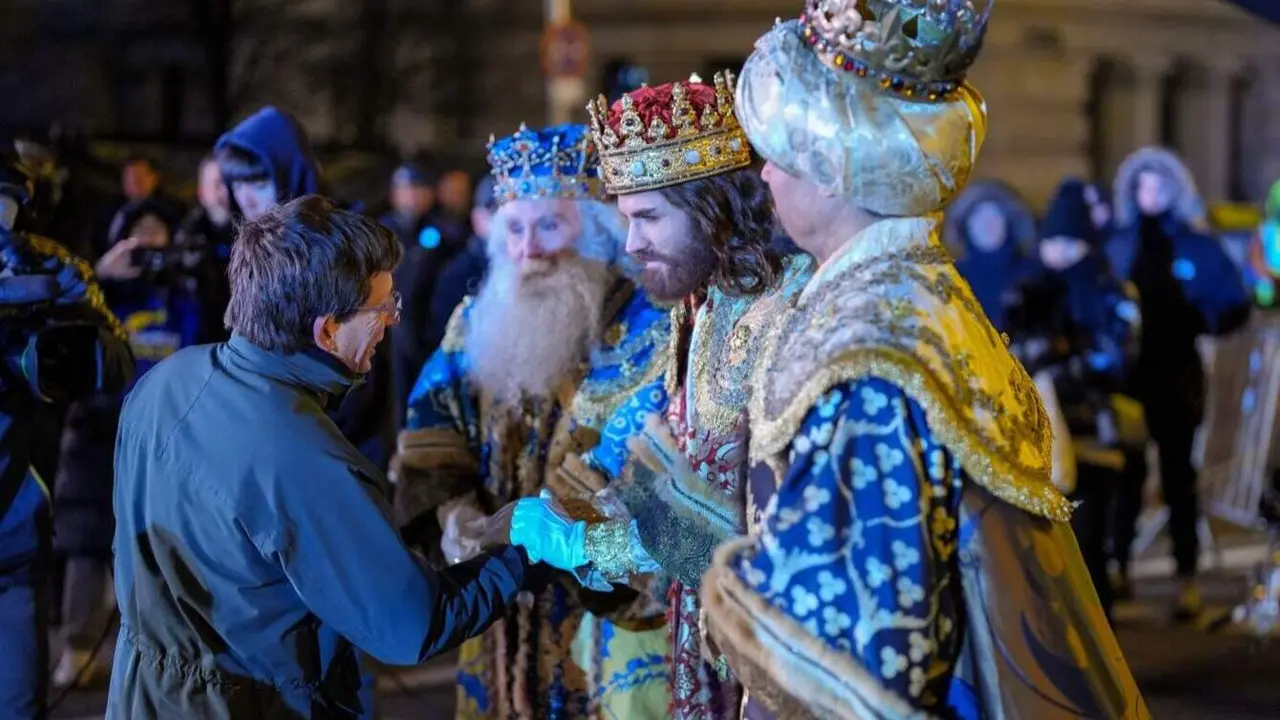Los Reyes Magos de Oriente saludando al alcalde de Madrid