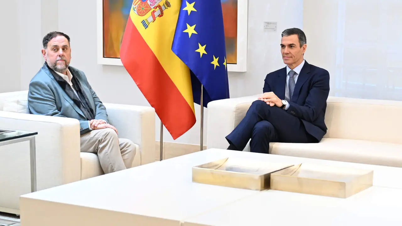 Pedro S&aacute;nchez y el l&iacute;der de ERC, Oriol Junqueras, reunidos en La Moncloa | Foto de Pool Moncloa/Borja Puig de la Bellacasa
