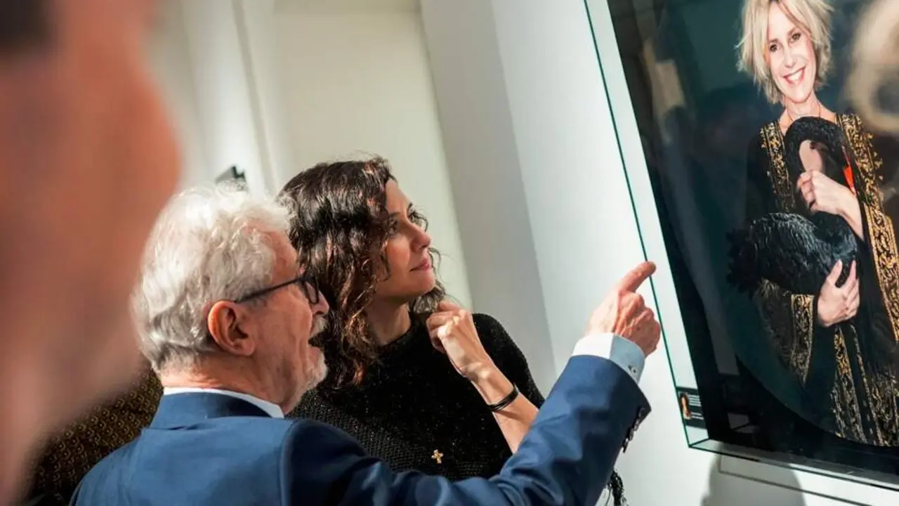 D&iacute;az Ayuso, en la exposici&oacute;n Des-caradas. Mujeres hist&oacute;ricas vistas con los ojos de hoy - Foto Comunidad de Madrid