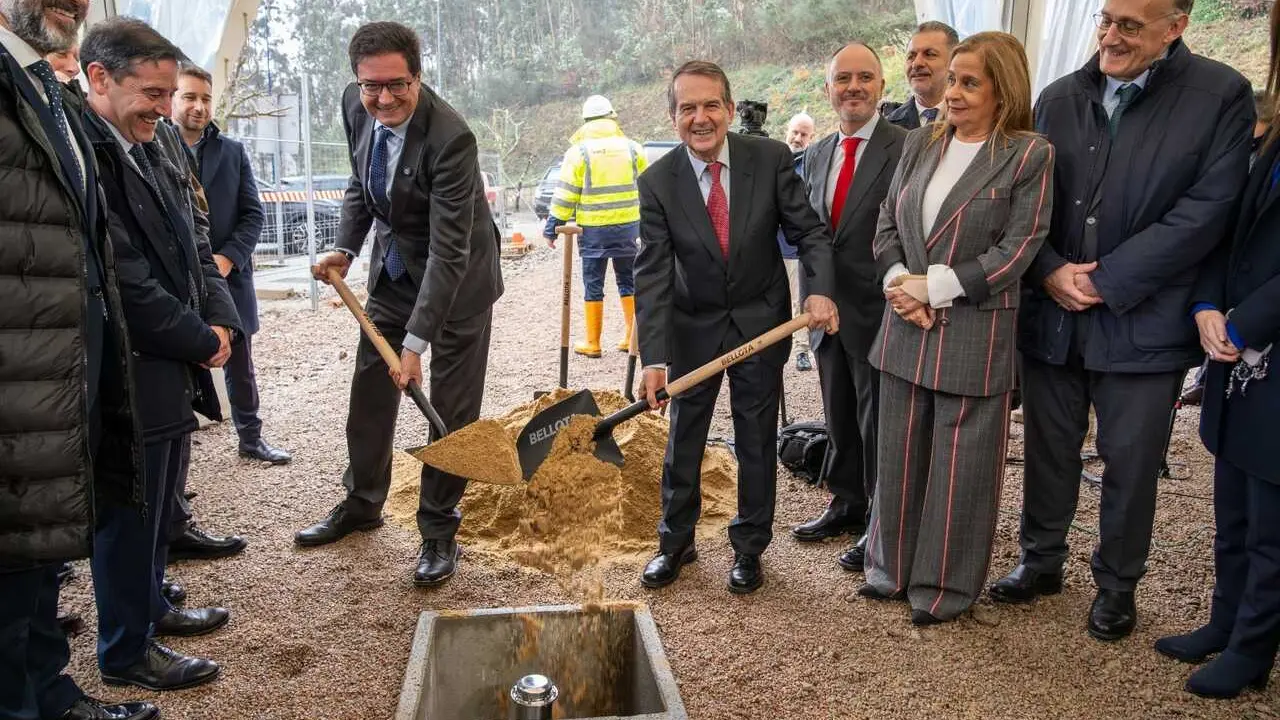&Oacute;scar L&oacute;pez y Abel Caballero, junto a otros asistentes a la colocaci&oacute;n de la primera piedra de la f&aacute;brica de Sparc en Vigo -Foto de Indra