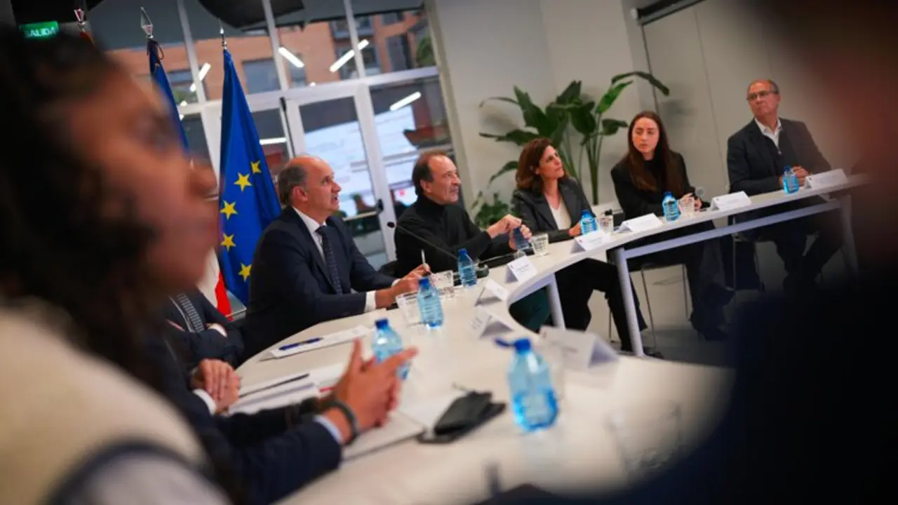 El consejero L&oacute;pez-Valverde, con una delegaci&oacute;n de la asociaci&oacute;n ADCET del pa&iacute;s galo - Foto Comunidad de Madrid