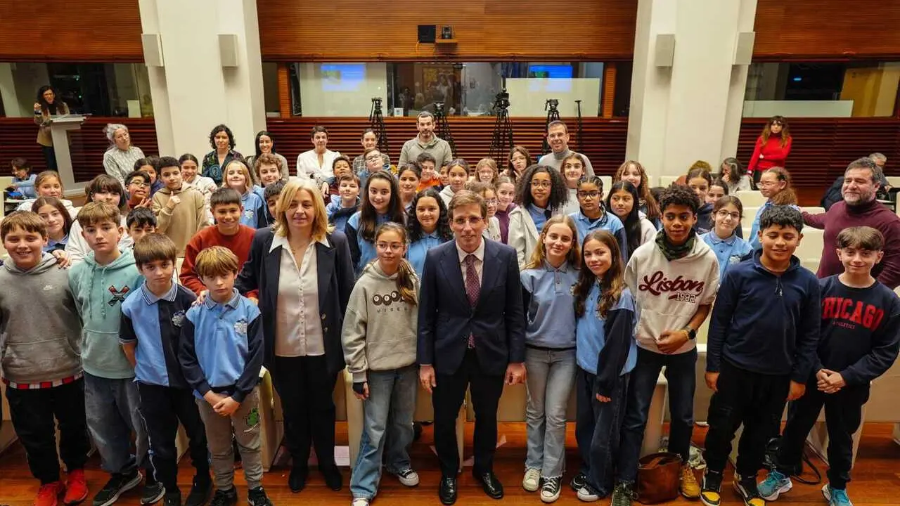 Almeida y Sanz, durante la inauguraci&oacute;n de la jornada &lsquo;J&oacute;venes contra el ciberacoso: espacios online libres de violencia&rsquo; - Foto Ayuntamiento de Madrid