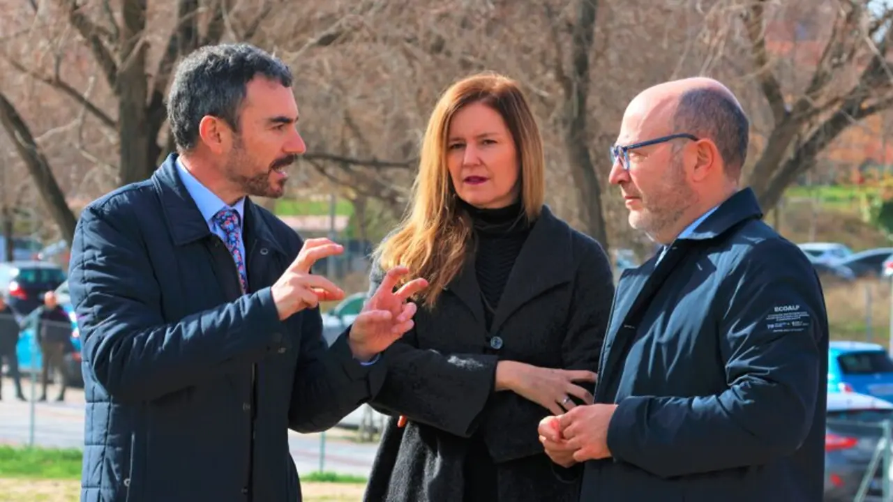 La consejera D&aacute;vila ha visitado la parcela de San Blas-Canillejas - Foto Comunidad de Madrid