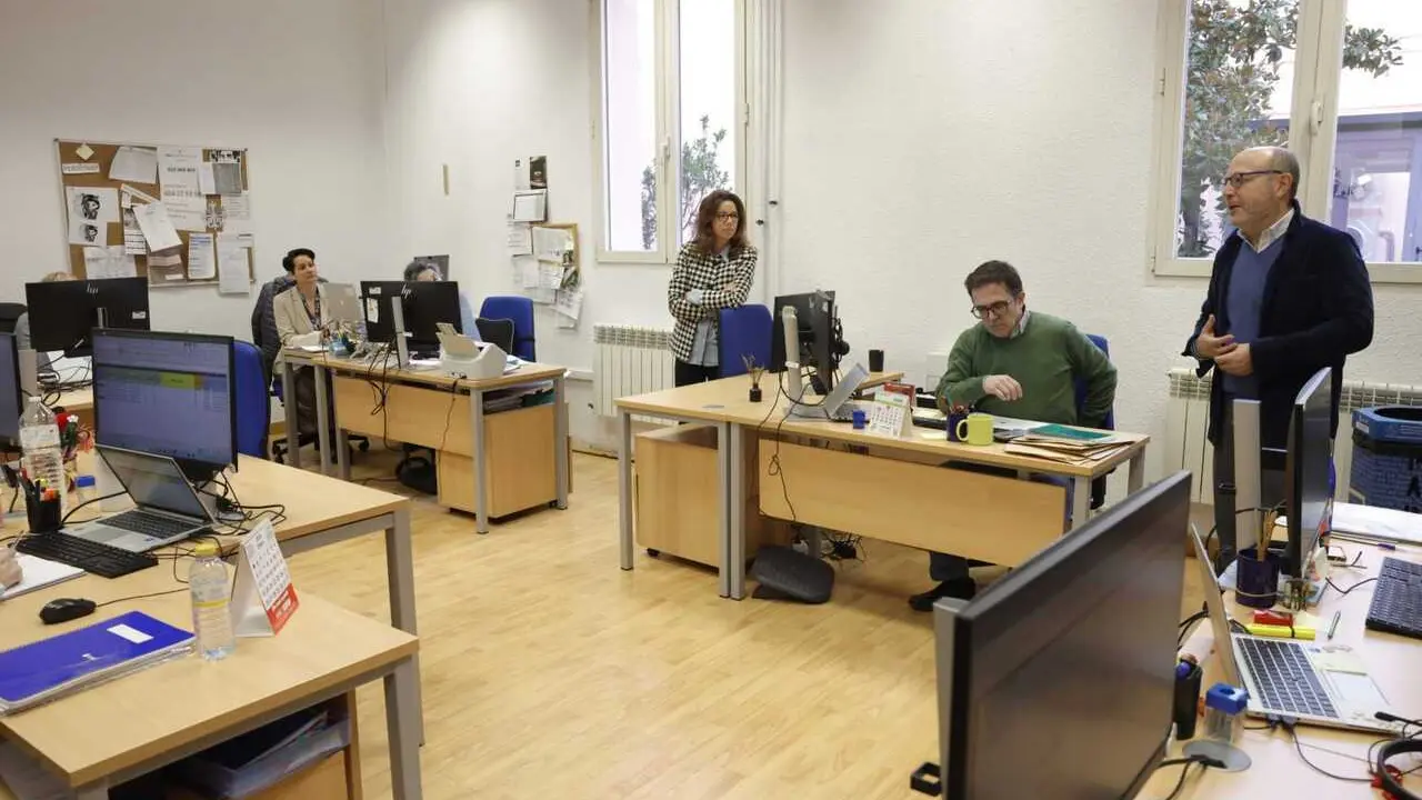 Fern&aacute;ndez en la oficina de tramitaci&oacute;n de las Tarjetas Familia del distrito de Tetu&aacute;n - Foto Ayuntamiento de Madrid