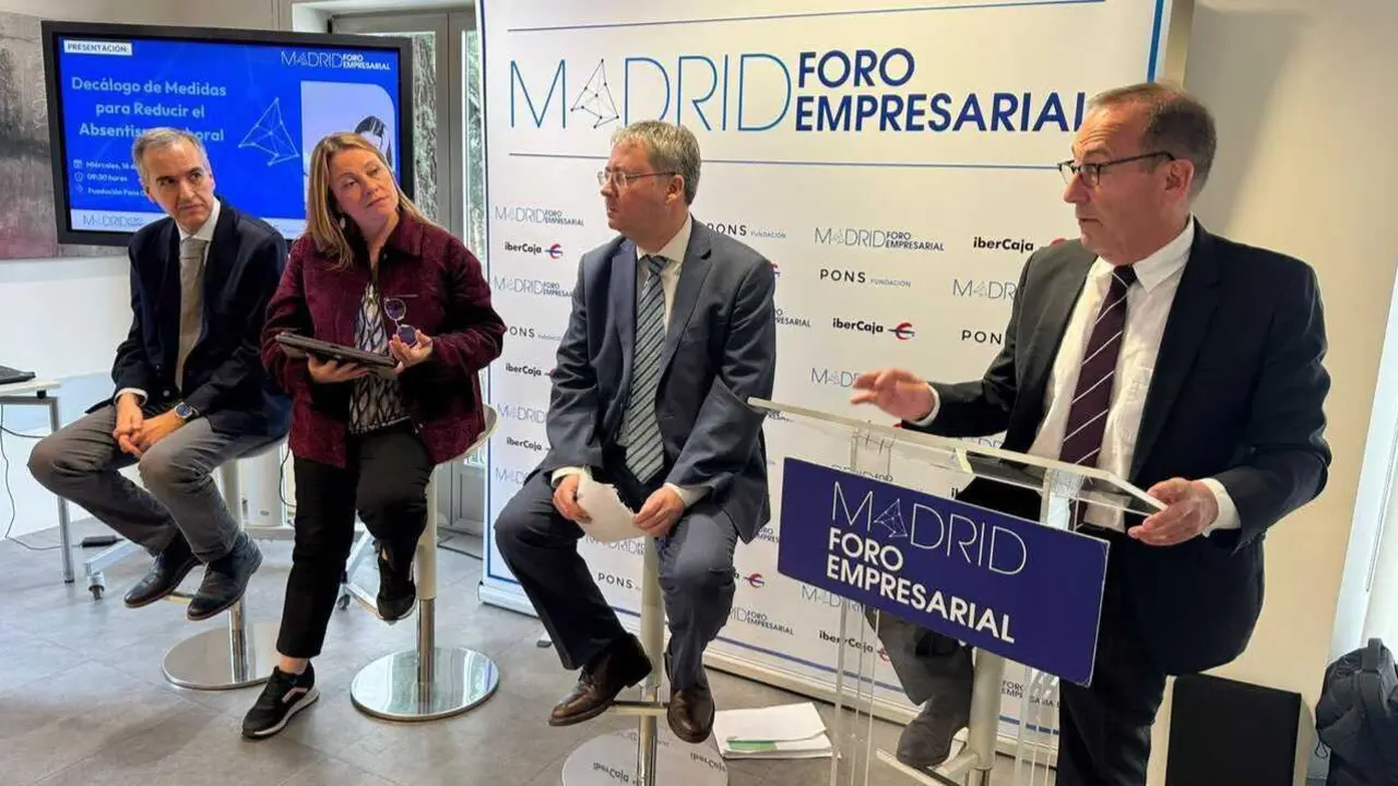 Momento del segundo di&aacute;logo durante el acto de presentaci&oacute;n del dec&aacute;logo - Foto de CEIM