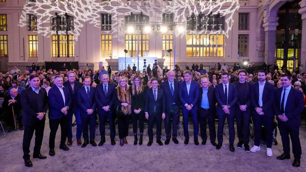 Almeida con los homenajeados en la II Gala de Clubes Hist&oacute;ricos Deportivos de Madrid