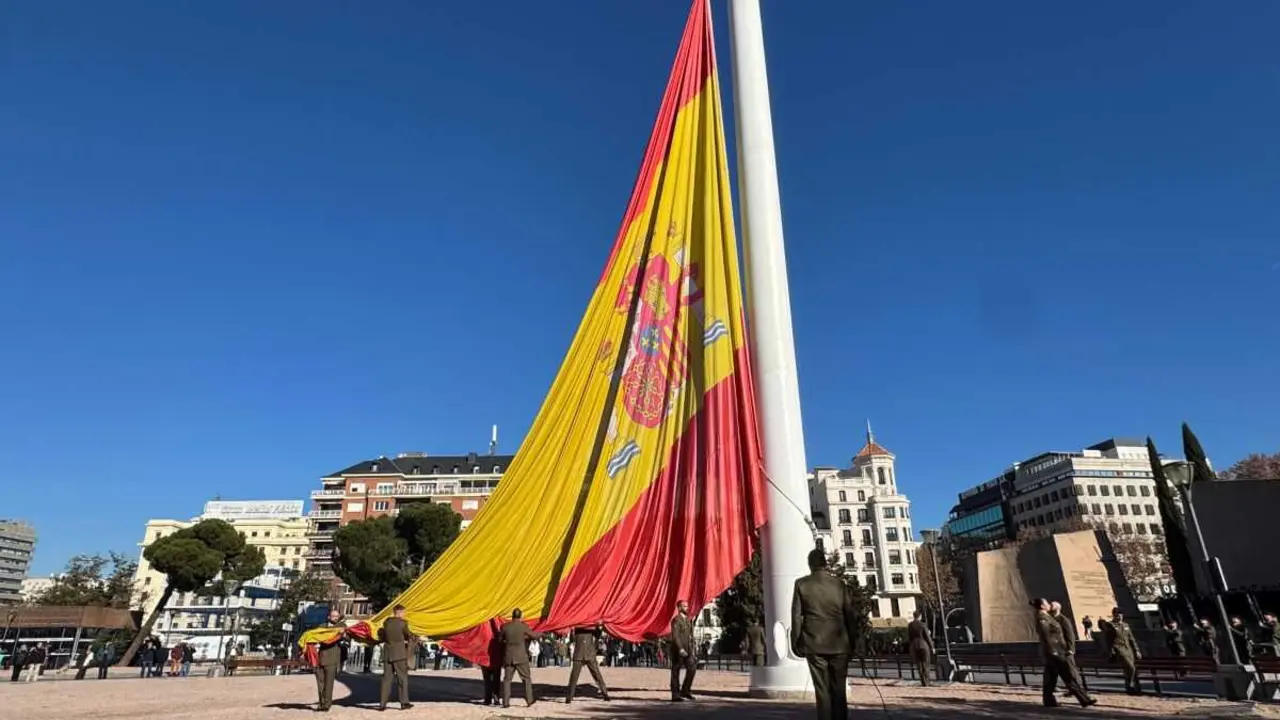 Un izado de bandera en Col&oacute;n -Foto de Ej&eacute;rcito de Tierra