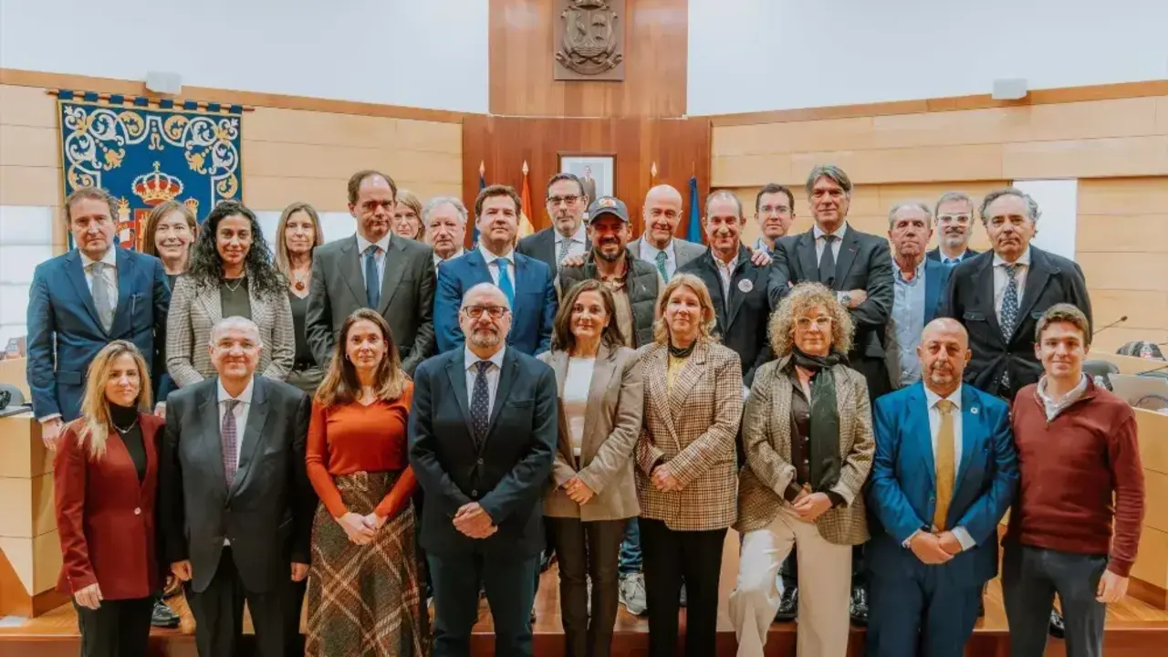 Corporaci&oacute;n municipal de las Rozas representada por PP, Vox, PSOE y M&aacute;s Madrid con el alcalde, Jos&eacute; Luis de la Uz junto a Dani Guerrero, padre de Isa, y Gonzalo Rodr&iacute;guez, vicepresidente del Patronato de CRIS Contra el C&aacute;ncer.