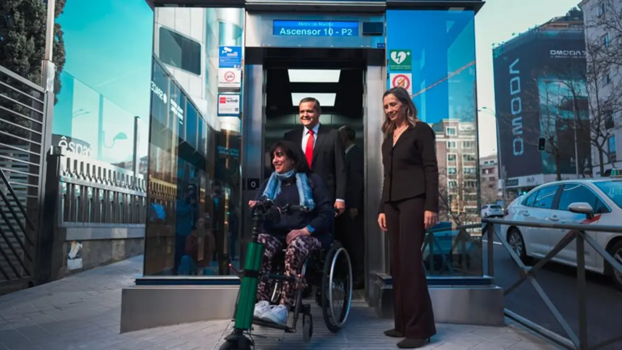 El consejero Rodrigo, en la  estaci&oacute;n de Metro de Avenida de Am&eacute;rica - Foto Comunidad de Madrid