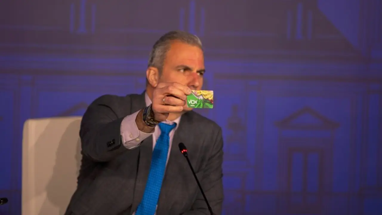 Ortega Smith ense&ntilde;ando su carnet en la rueda de prensa este lunes - Foto Vox/ Carlos de Paz