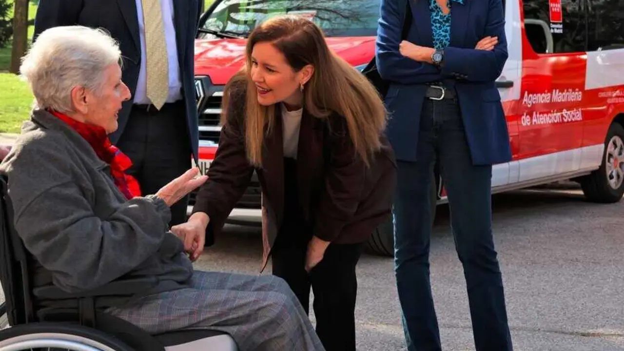 La consejera D&aacute;vila ha presentado hoy esta flota en la Residencia Manoteras - Foto Comunidad de Madrid