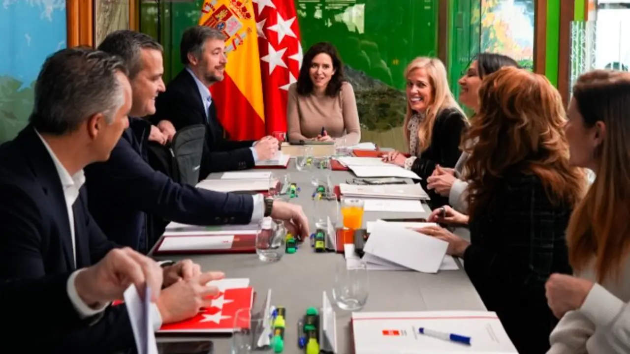 Isabel D&iacute;az Ayuso, presidiendo la reuni&oacute;n del Consejo de Gobierno que de forma extraordinaria se celebra en el Centro de Visitantes de Pe&ntilde;alara - Foto Comunidad de Madrid