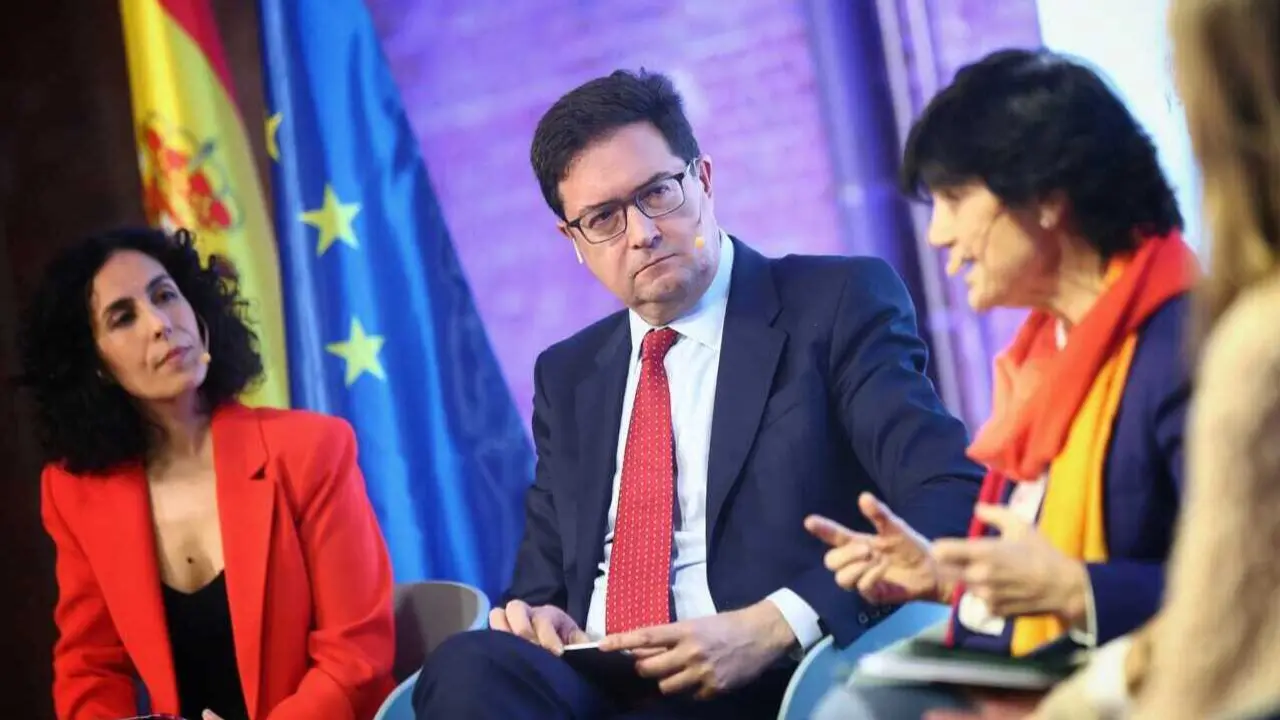 &Oacute;scar L&oacute;pez en el encuentro Mujeres y Tecnolog&iacute;a - Foto del Ministerio de Transformaci&oacute;n Digital