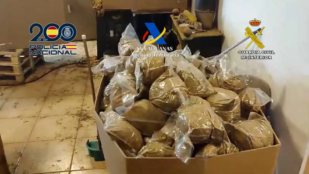 Desarticulada una organizaci&oacute;n dedicada al contrabando de tabaco con m&aacute;s de 12 toneladas de picadura y precursores - Foto de la Guardia Civil de una operaci&oacute;n