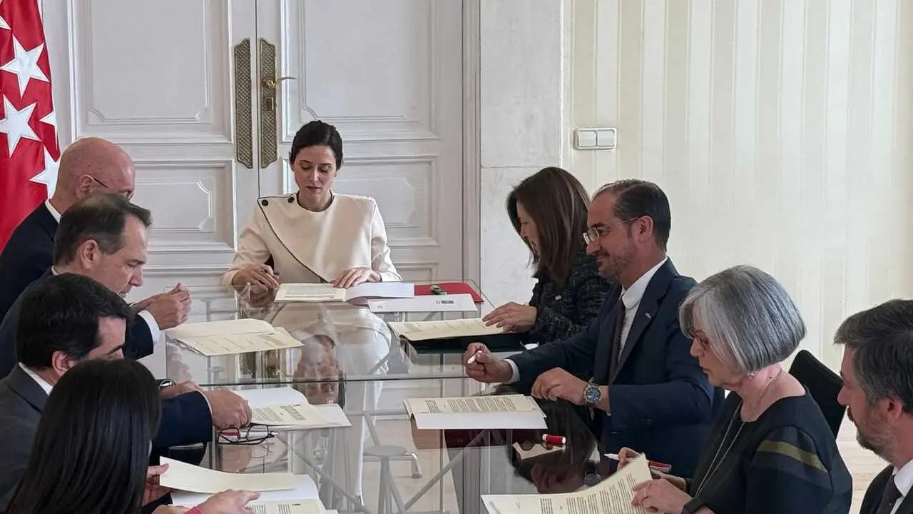 Ayuso durante la firma con los rectores - Foto de Servimedia