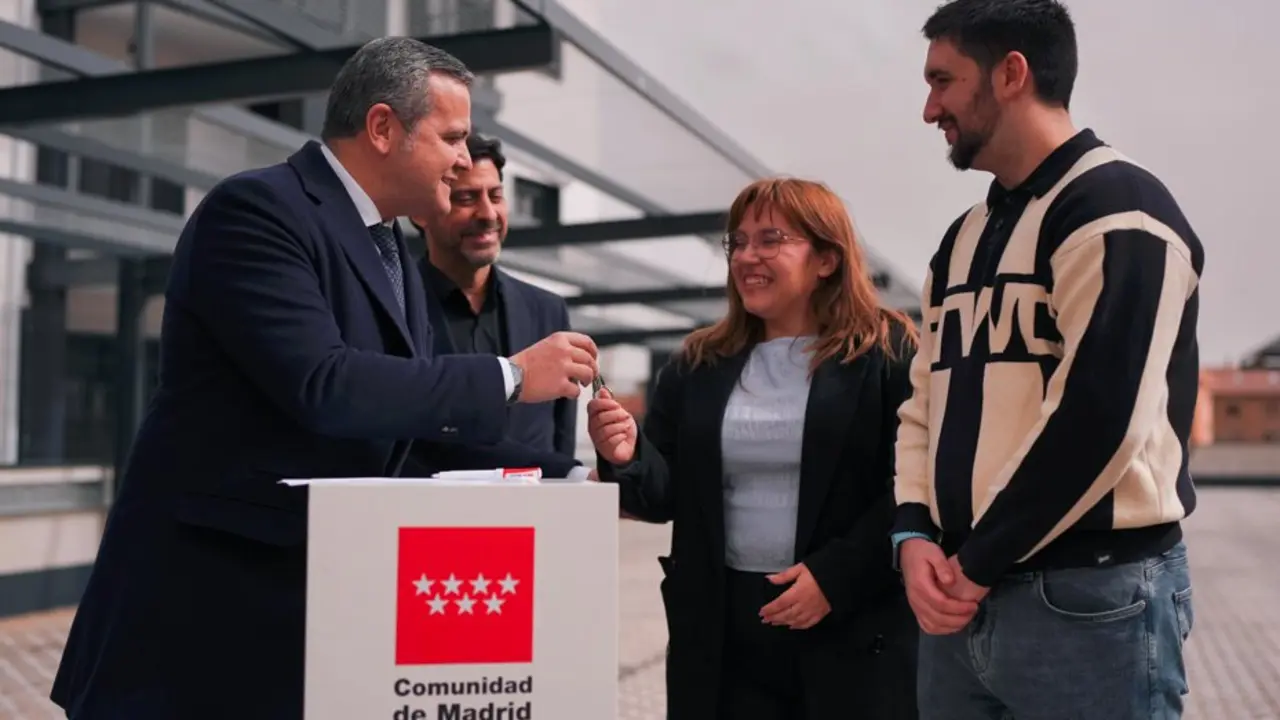 El consejero Rodrigo, en la entrega de viviendas en Navalcarnero - Foto Comunidad de Madrid