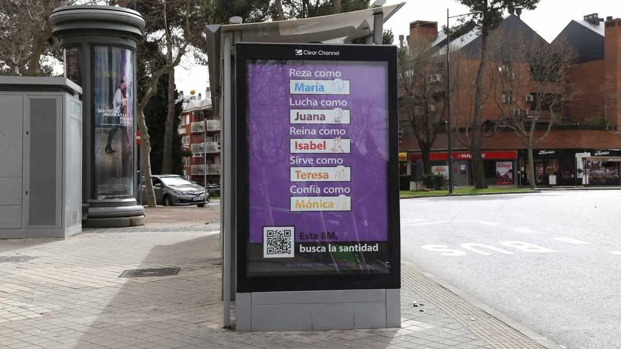 Marquesina en Pozuelo campa&ntilde;a publicitaria ACDP "Busca la santidad" en el D&iacute;a Internacional de la Mujer - Foto de la Asociaci&oacute;n Cat&oacute;lica de Propagandistas (ACDP)