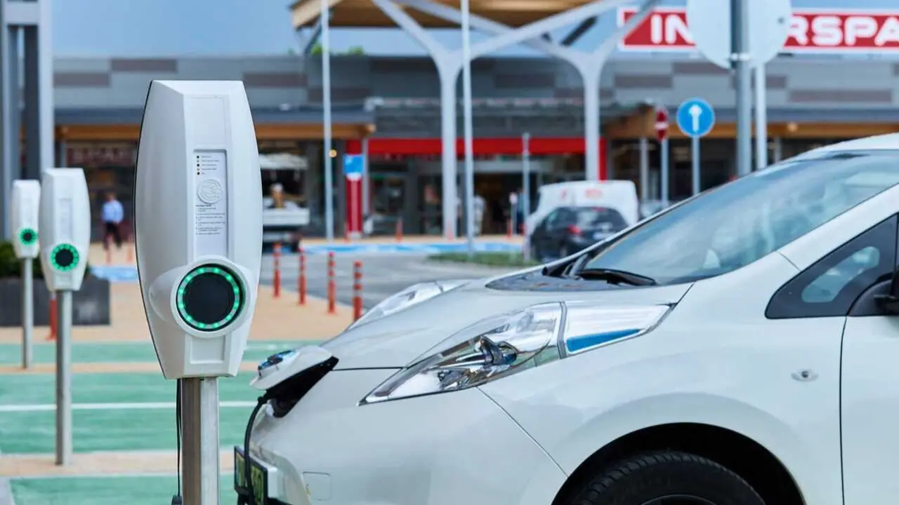 Coche el&eacute;ctrico - Foto del Ministerio para la Transici&oacute;n Ecol&oacute;gica y el Reto Demogr&aacute;fico