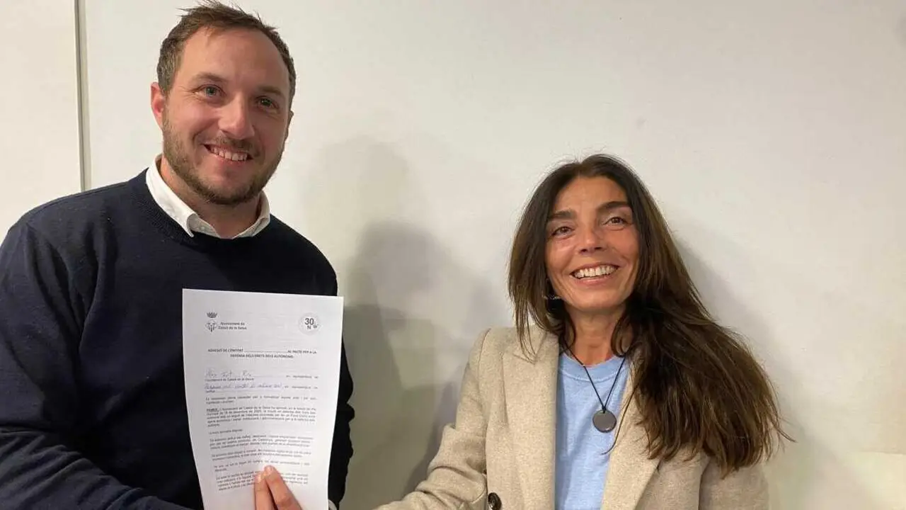 El concejal de Promoci&oacute;n Econ&oacute;mica, &Agrave;lex Font, y Mar&iacute;a Ramos, coordinadora de la Plataforma 30N de
Girona - Foto de la Plataforma 30N