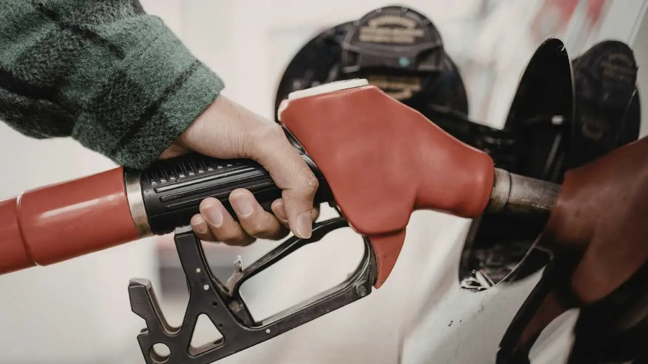 Rellenando el dep&oacute;sito de gasolina - Foto de Stefanut Sava's Images