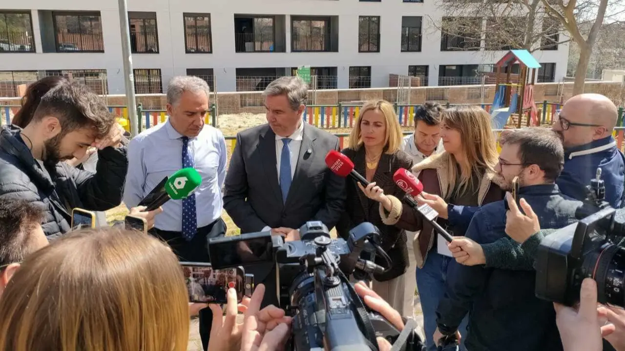 El vicesecretario de Organizaci&oacute;n del PP, El&iacute;as Bendodo, acompa&ntilde;ado por el diputado y viceconsejero Jos&eacute; Antonio S&aacute;nchez en Alcobendas junto a la alcaldesa Roc&iacute;o Garc&iacute;a Alc&aacute;ntara