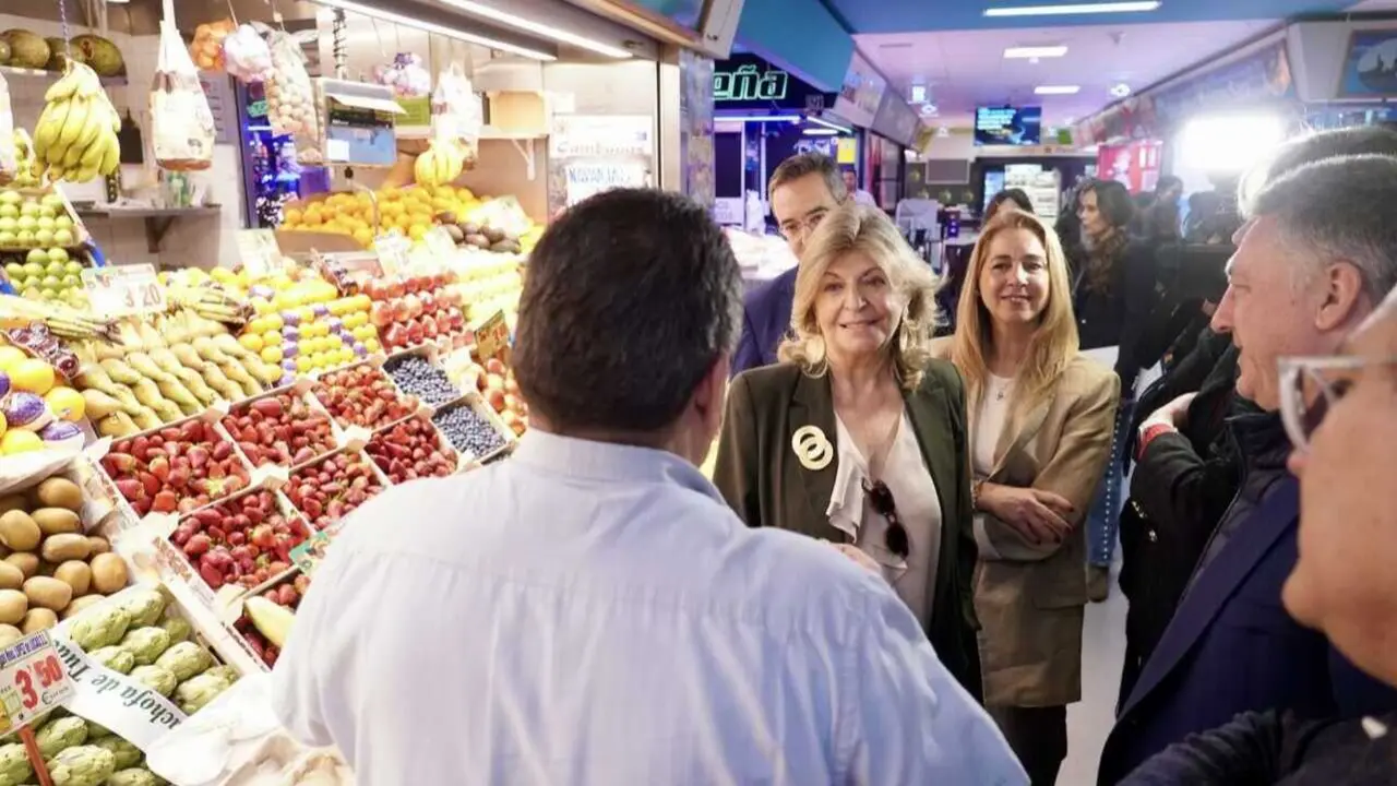La delegada de Econom&iacute;a, Innovaci&oacute;n y Hacienda, Engracia Hidalgo, durante su visita a el Mercado Municipal de Las Ventas - Foto Ayuntamiento de Madrid