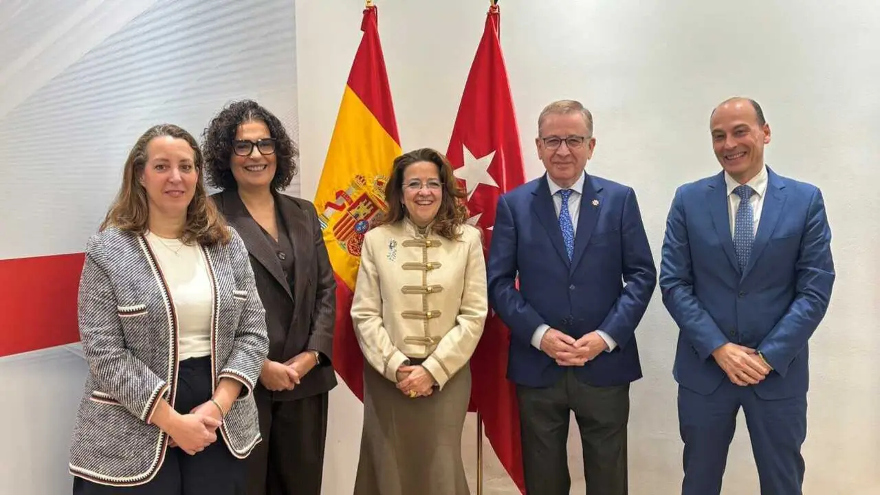 La consejera de Sanidad, F&aacute;tima Matute, con el presidente del Colegio  Oficial de Enfermer&iacute;a de Madrid (CODEM), Jorge Andrada - Foto Comunidad de Madrid