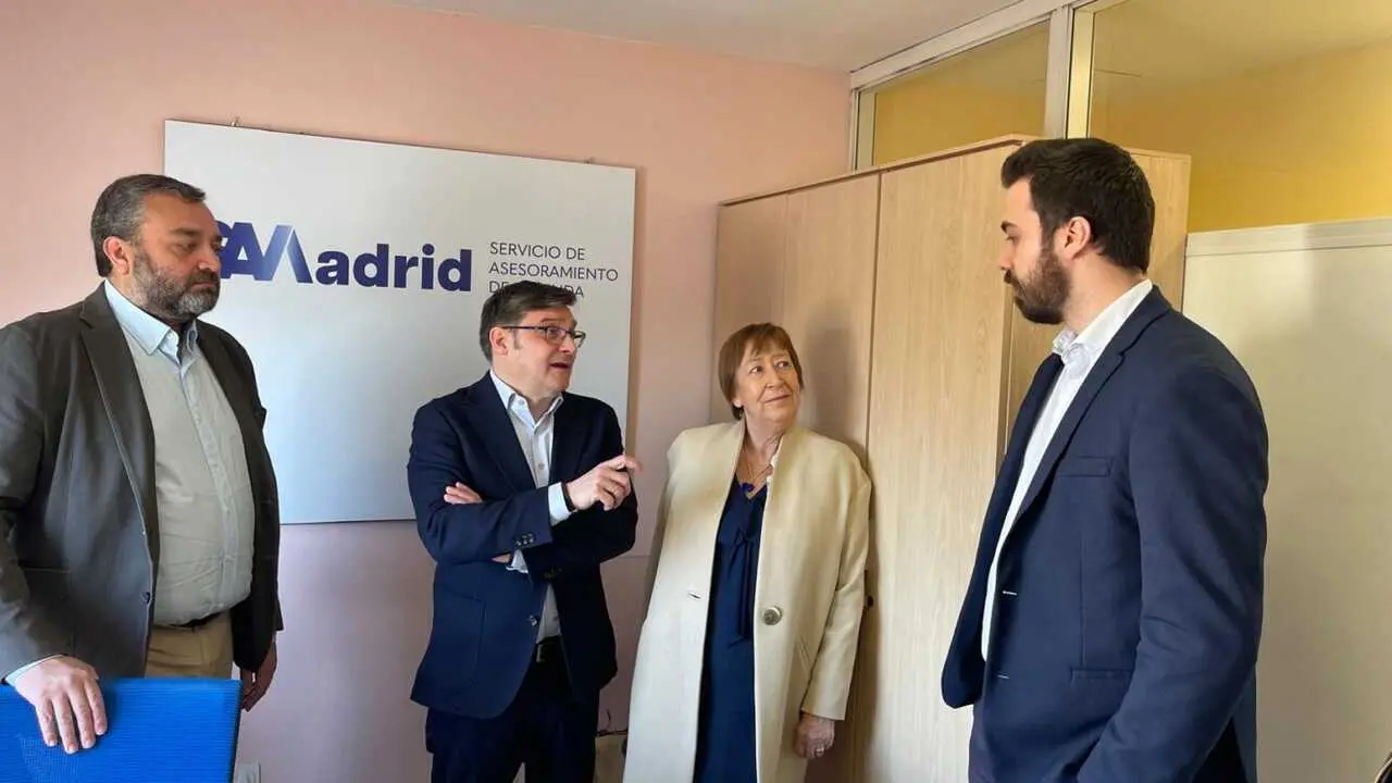 Momento de la visita con personal del Servicio de Asesoramiento de Vivienda - Foto Ayuntamiento de Madrid
