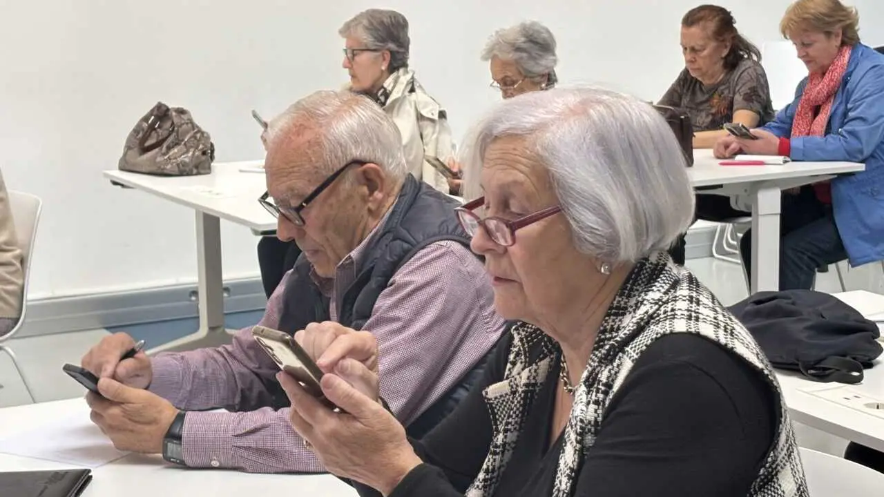 Participantes de las sesiones formativas sobre digitalizaci&oacute;n e inteligencia artificial para personas mayores - Foto Ayuntamiento de Madrid