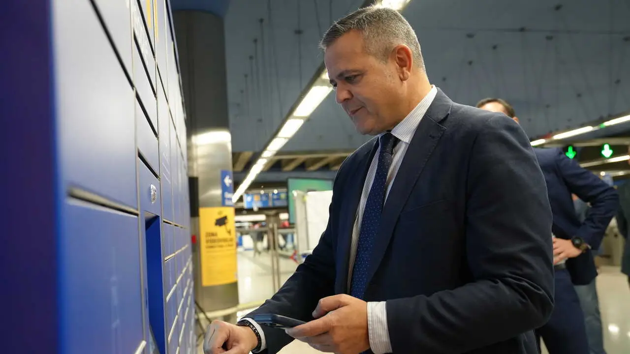 El consejero Rodrigo, durante su visita a las instalaciones de Embajadores - Foto Comunidad de Madrid