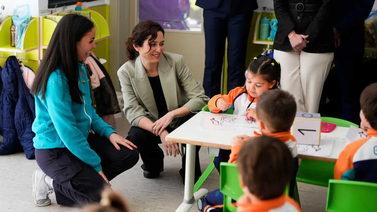 Ayuso, durante su visita al colegio Gredos San Diego del madrile&ntilde;o barrio de Valdebebas - Foto Comunidad de Madrid