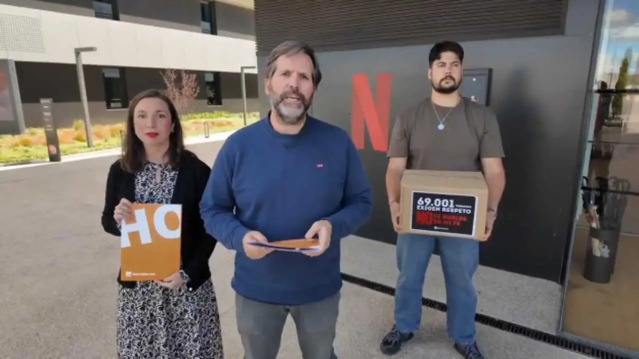 Foto de Hazte O&iacute;r entregando las firmas en Netflix