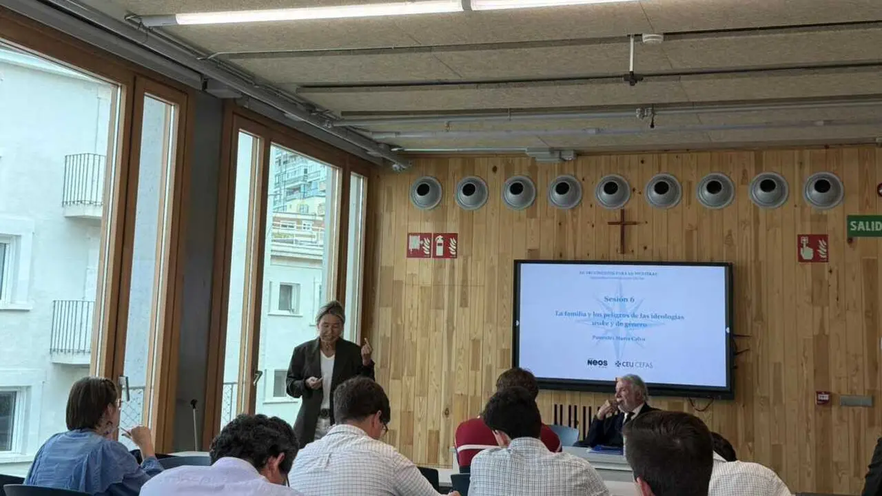 Mar&iacute;a Calvo en la ponencia sobre la familia organizada por CEU-CEFAS