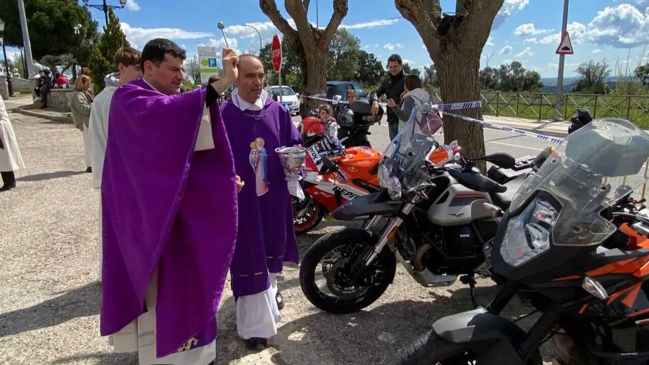 Peregrinaci&oacute;n motera - Foto de la Parroquia de Nuestra Se&ntilde;ora de la Estrella en Navalagamella
