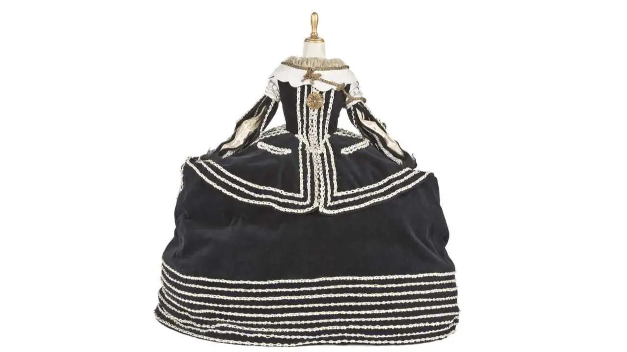 Maniquí con reproducción del traje de Mariana de Austria en 1652