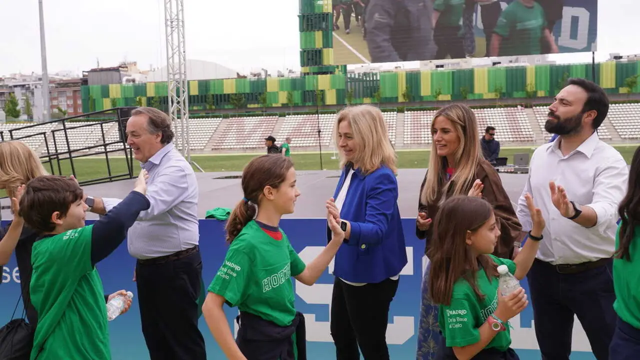 Sanz con alumnos participantes en las Escoladas 2026 - Foto Ayuntamiento de Madrid