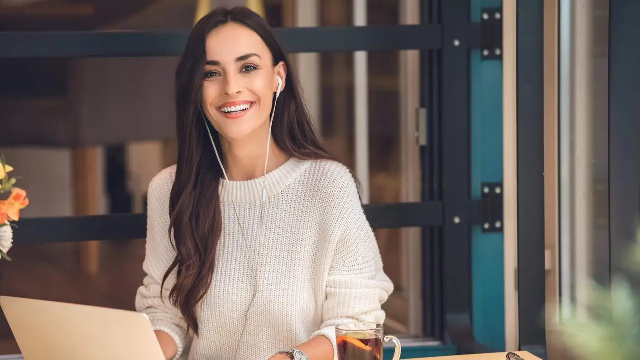 Mujer soniente trabajando con el ordenador - Foto de Roc&iacute;o Albert de la Comunidad de Madrid