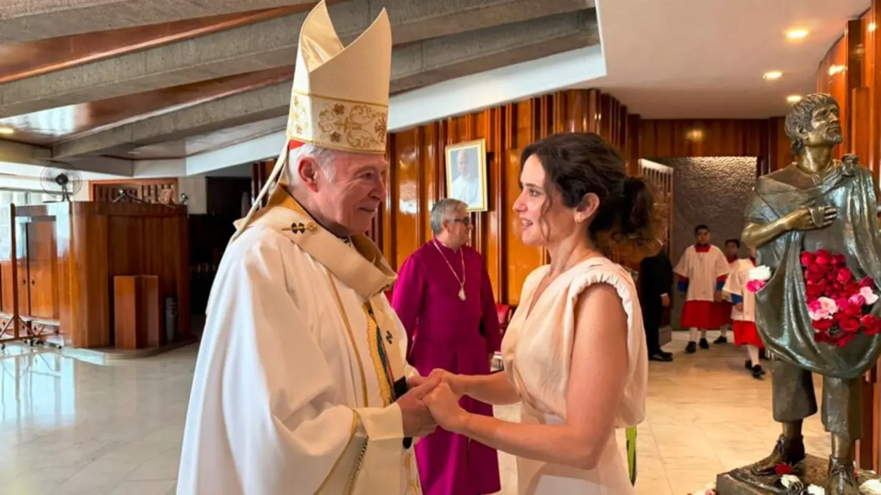 Ayuso asiste a una misa en la Bas&iacute;lica de Santa Mar&iacute;a de Guadalupe, en su viaje a M&eacute;xico - Foto Comunidad de Madrid