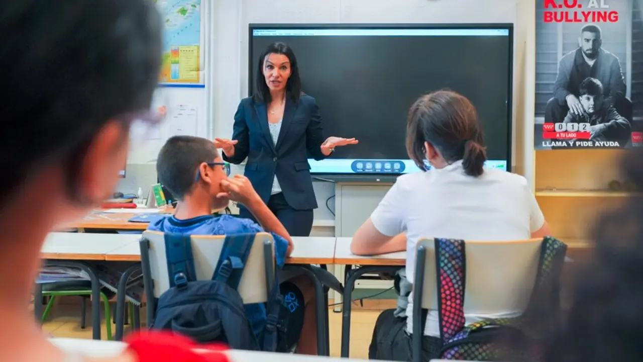 La consejera de Educaci&oacute;n, Ciencia y Universidades ha presentado hoy esta acci&oacute;n en el colegio p&uacute;blico Miguel Blasco Vilatela - Foto Comunidad de Madrid