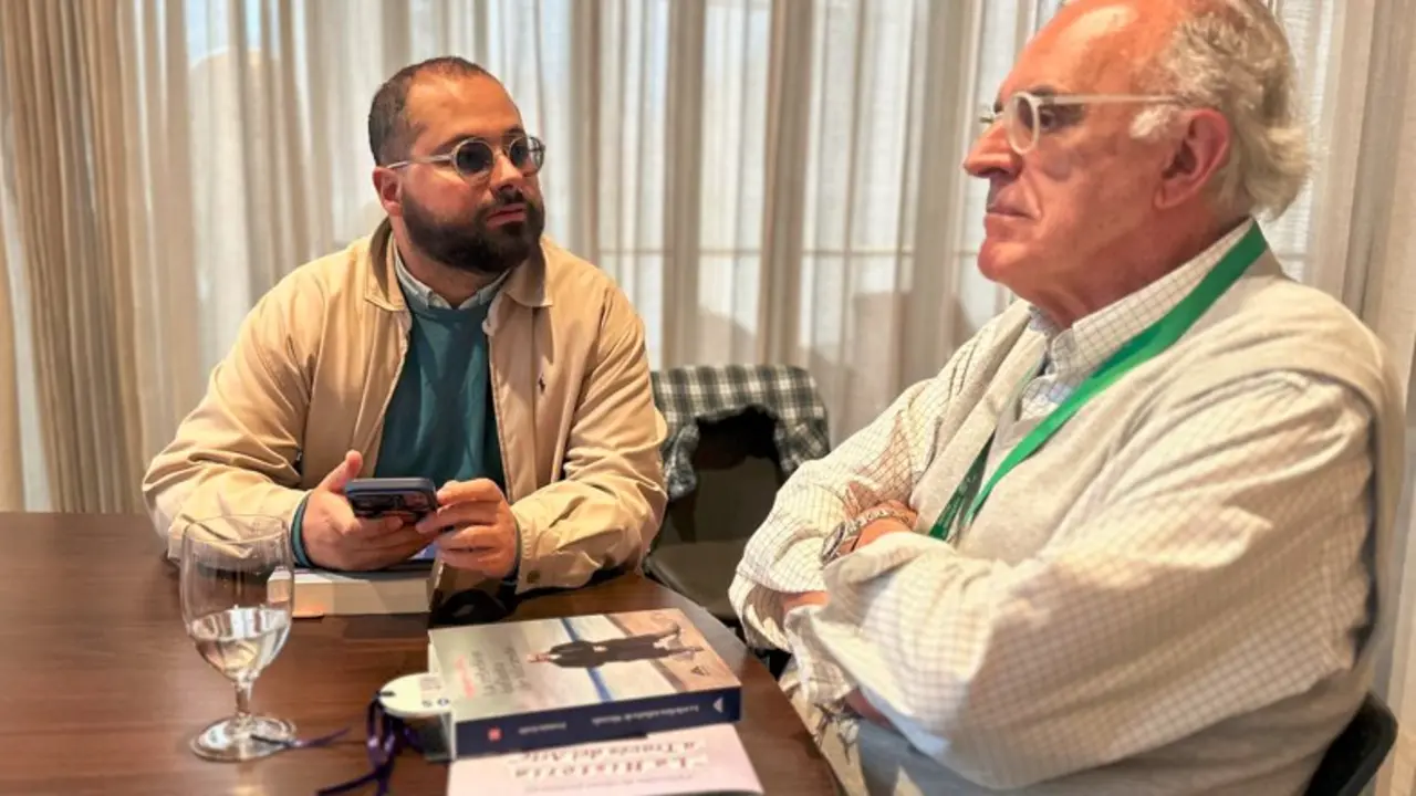 David Rosenthal con Ferm&iacute;n Go&ntilde;i en la FILBO. Bogot&aacute;, Colombia.