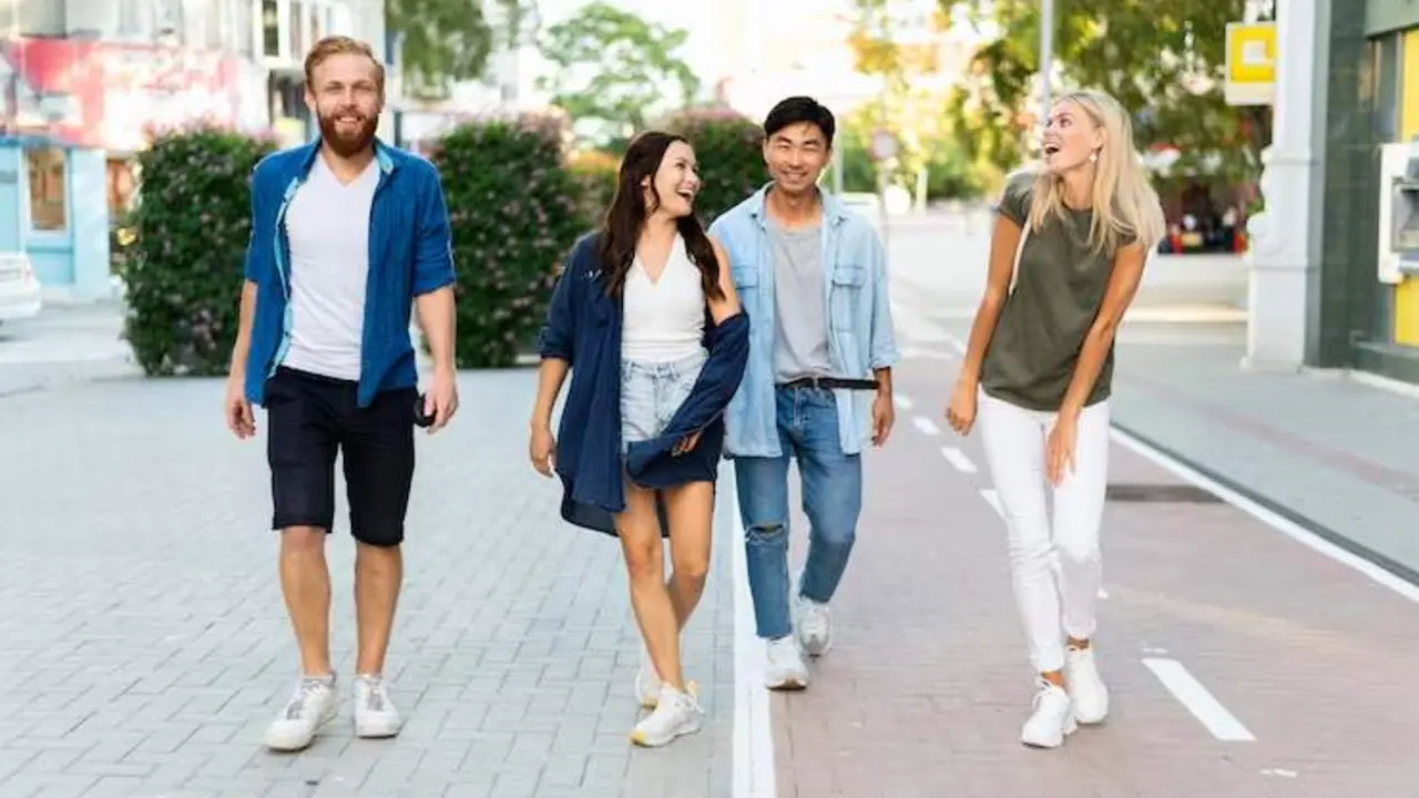 Gente Caminando - freepick