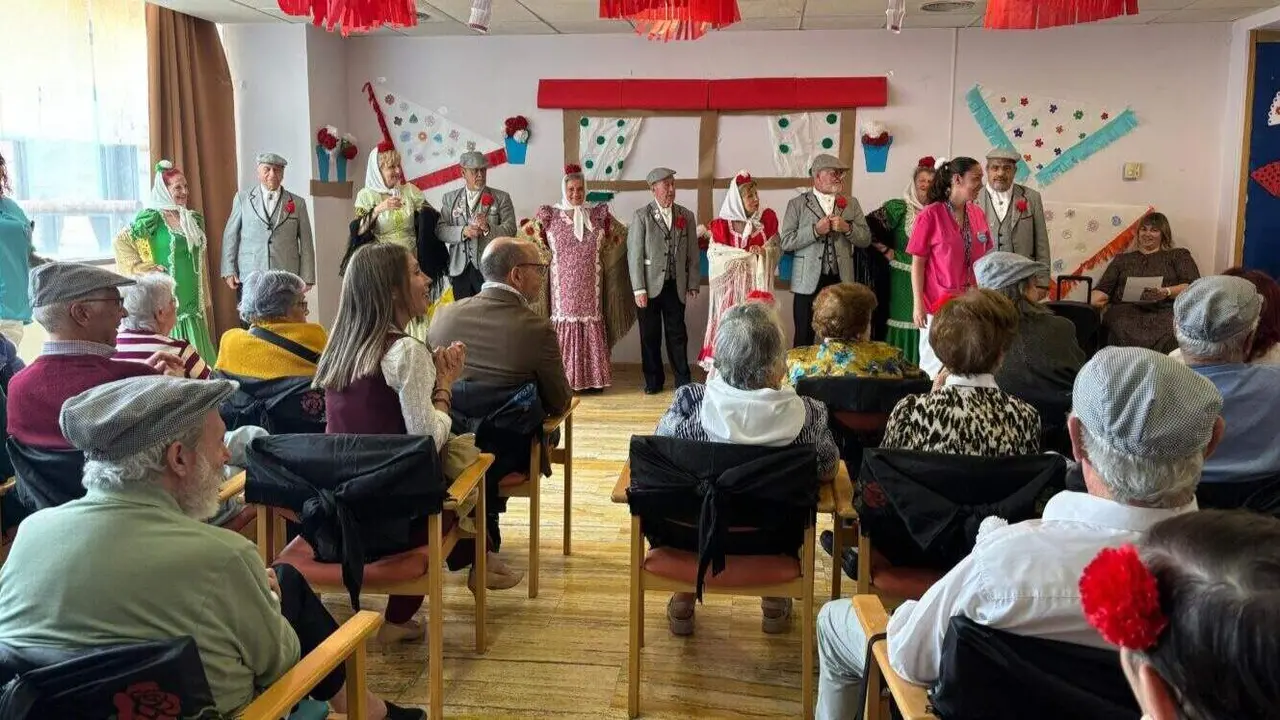 Im&aacute;genes de la actuaci&oacute;n castiza a cargo de la Federaci&oacute;n de Grupos Tradicionales Madrile&ntilde;os que el Ayuntamiento de Madrid ha organizado en la Residencial Municipal Margarita Retuerto con motivo de las Fiestas de San Isidro